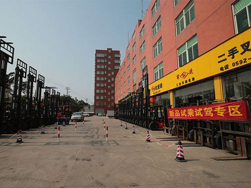 在廈門(mén)租個(gè)二手叉車要多少錢(qián)